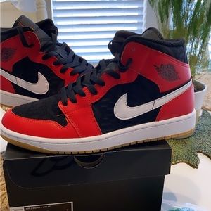 Nike Air Jordan 1 Mid SE Tennis Shoe NIB